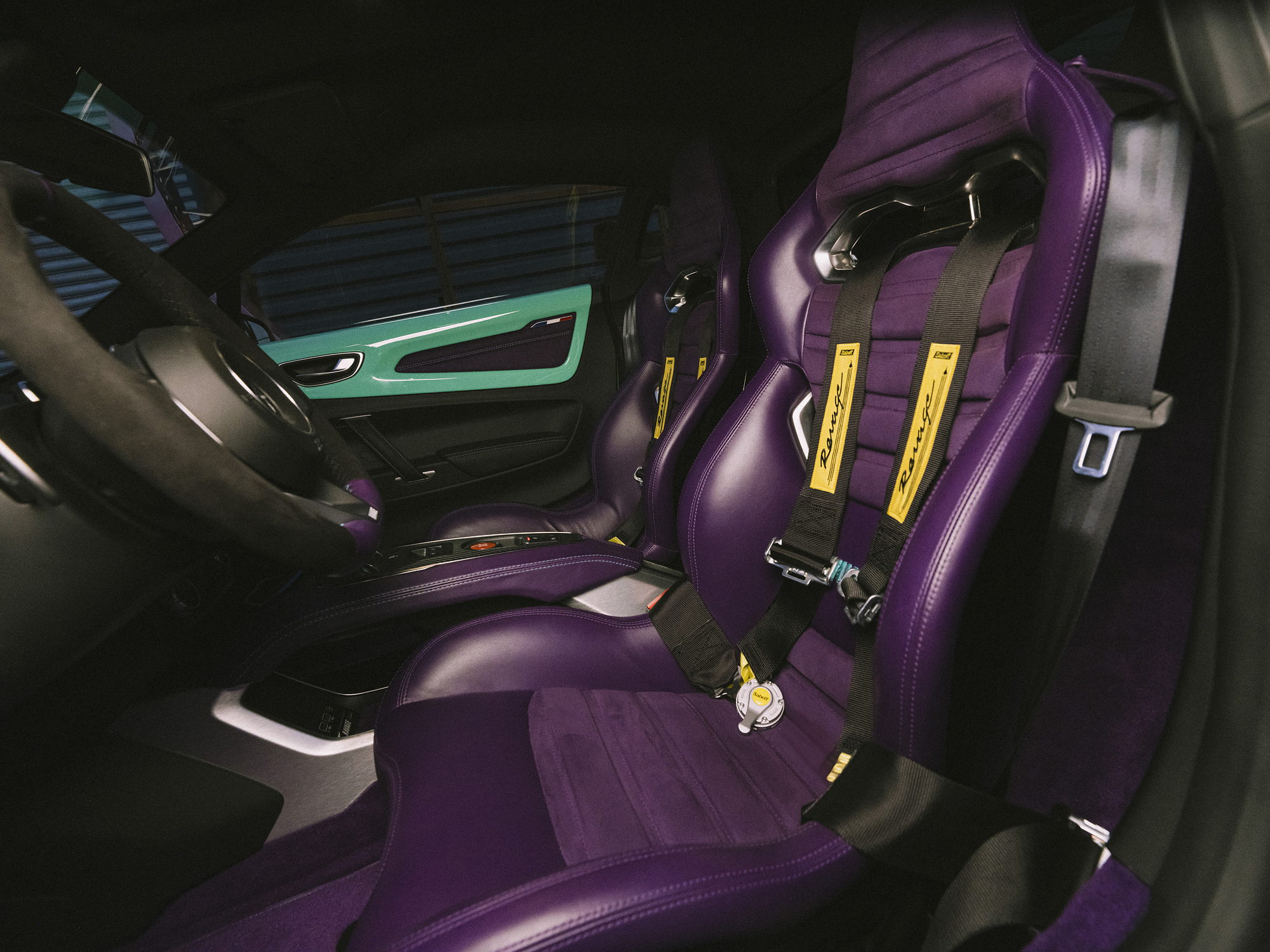 Intérieur violet de l’Alpine A110 Ravage Groupe 4 : sièges baquets, harnais et contre-porte en teinte Miami
