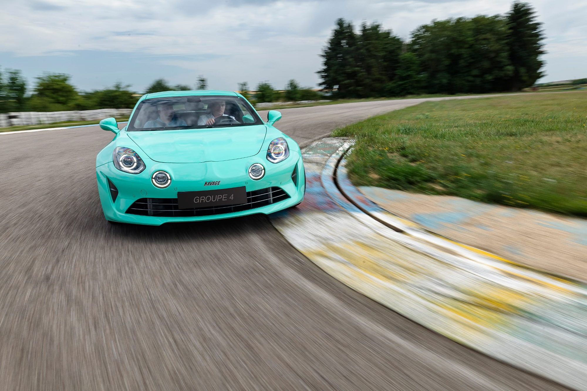 Alpine A110 Ravage Groupe 4 en teinte Miami à l’attaque d’un virage, vue de face