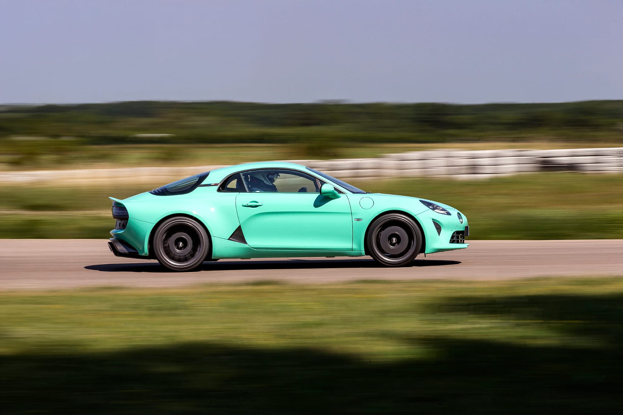 Alpine A110 Ravage Groupe 4 en teinte Miami, vue de profil sur circuit