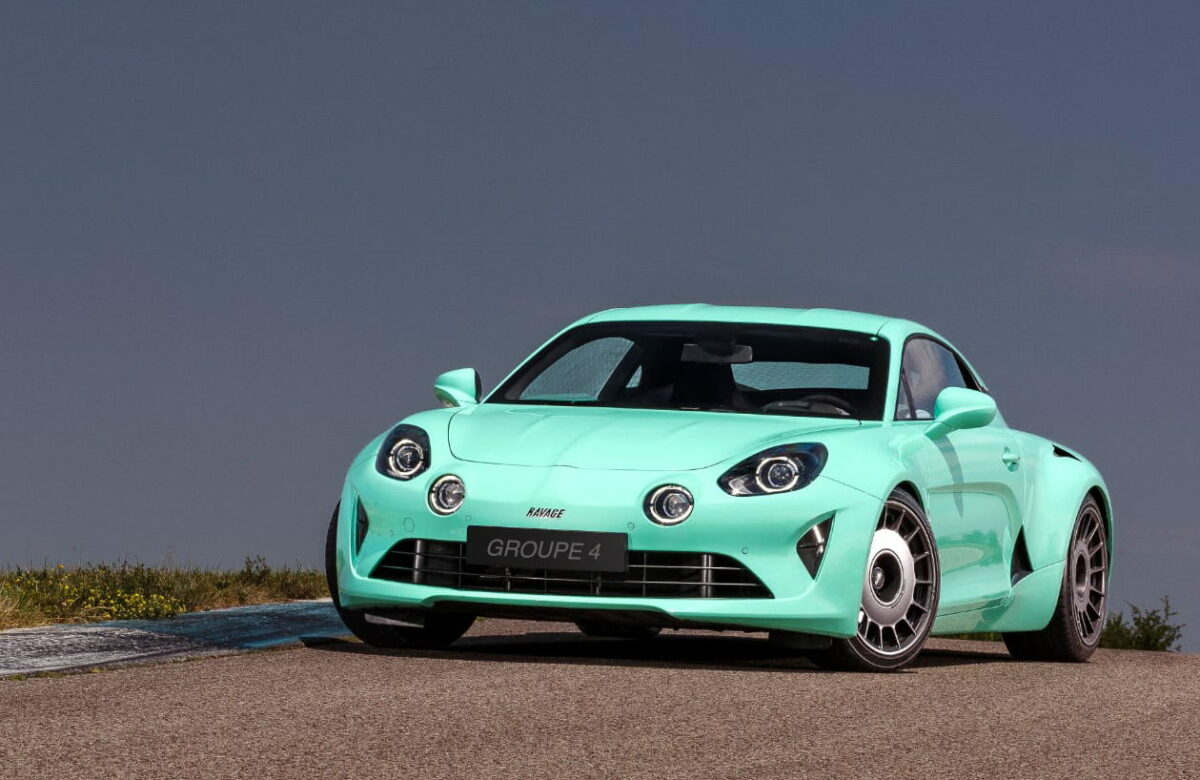 Alpine A110 Ravage Groupe 4 en teinte Miami, vue de trois quarts avant sur circuit