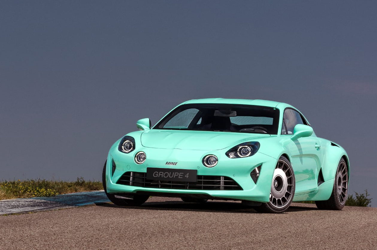 Alpine A110 Ravage Groupe 4 en teinte Miami, vue de trois quarts avant sur circuit