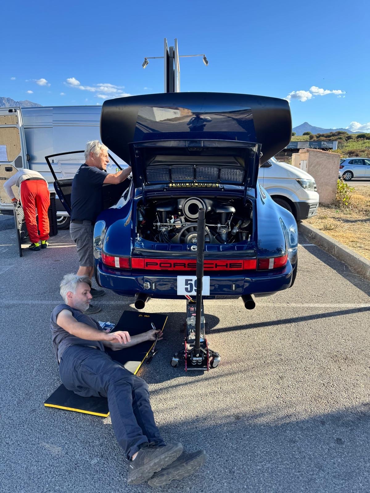 Intervention sur le moteur de la Porsche 911 RSR pendant le Tour de Corse Historique