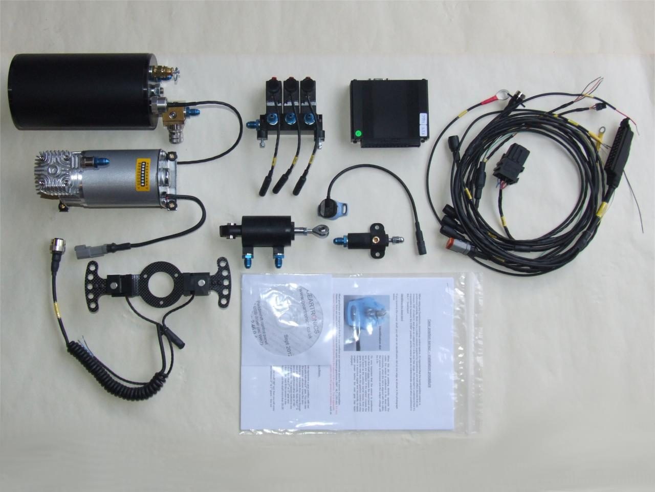 Composants d'un système de passage de vitesses pneumatique Geartronics avant implantation : bouteille d'air, compresseur, bloc d'électrovannes, calculateur, vérin et faisceau