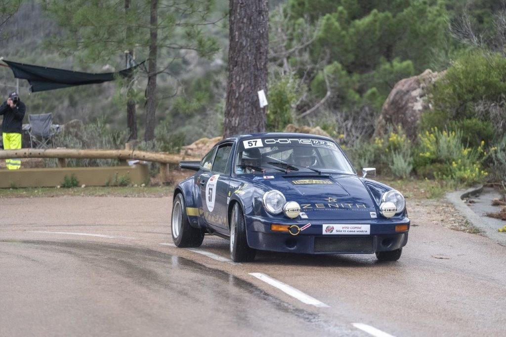 Porsche 911 RSR 3 litres en action sur route mouillée au Tour de Corse Historique
