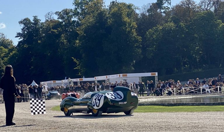 Lotus Eleven châssis 515 en piste devant le public