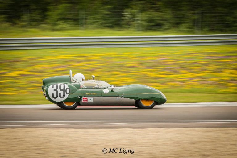 Lotus Eleven châssis 515 en course, vue de profil