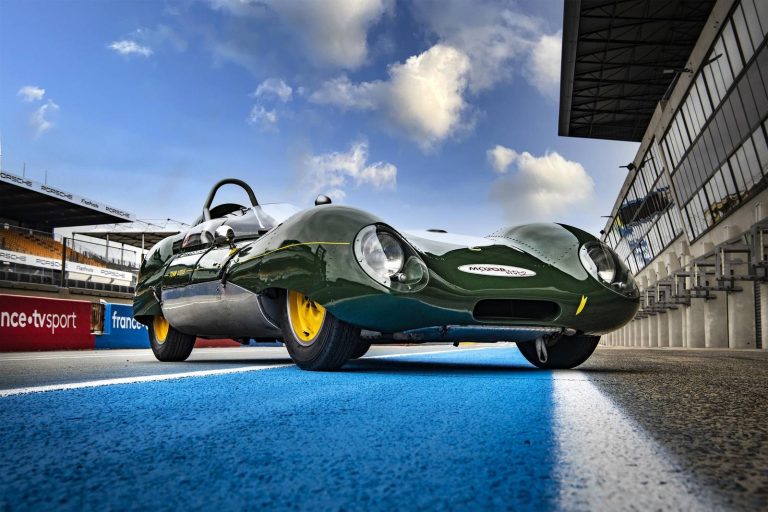 Lotus Eleven châssis 515 dans la voie des stands, vue trois-quarts avant