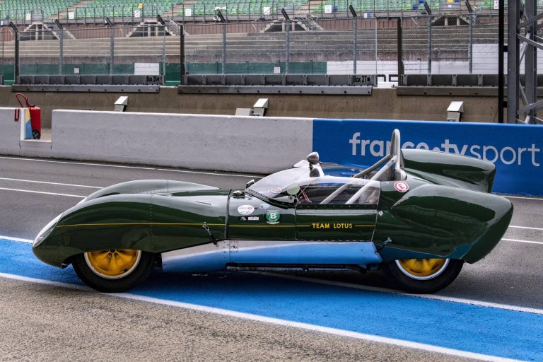 Lotus Eleven châssis 515 de profil dans la voie des stands