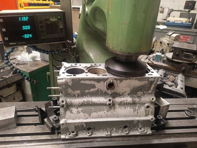 Bloc du moteur Coventry Climax en cours d’usinage