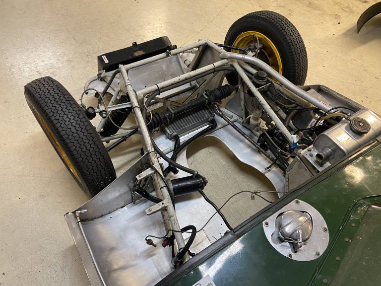 Châssis tubulaire avant de la Lotus Eleven mis à nu