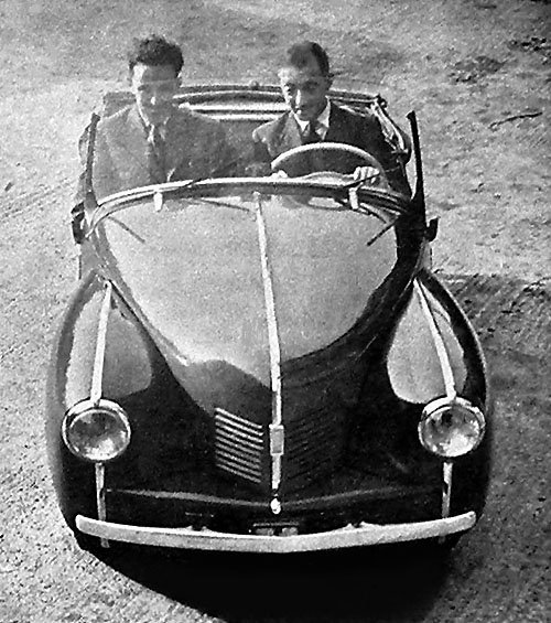 Deux hommes à bord d’un prototype Chausson CHS, vu de face