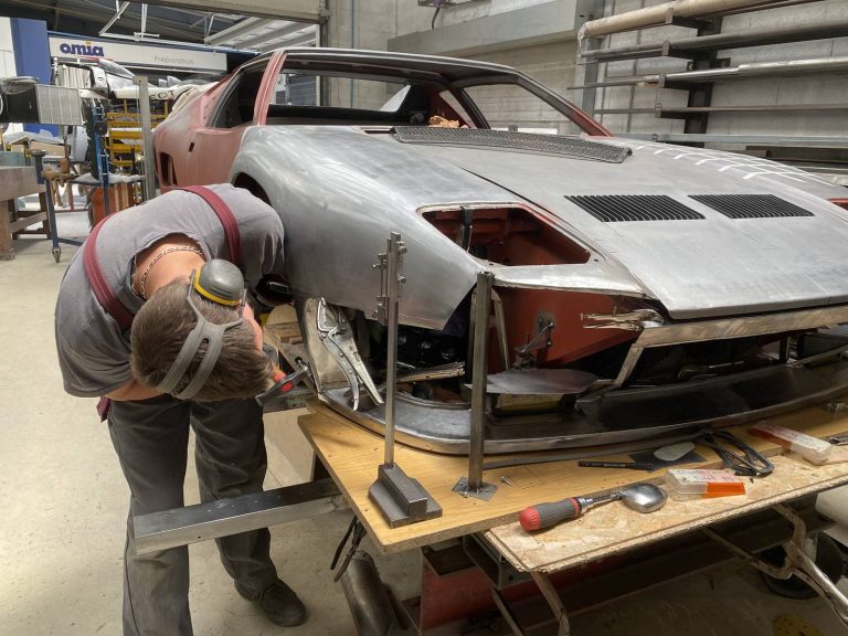 Restauration De Tomaso Pantera GT5-S – travaux de tôlerie