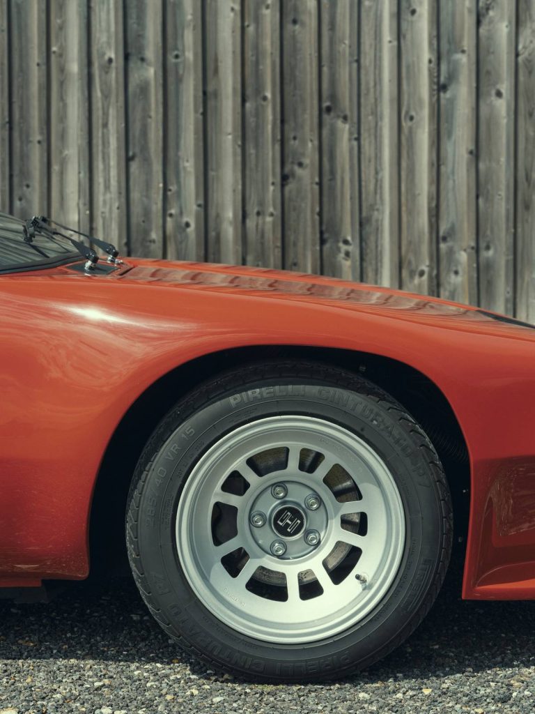 De Tomaso Pantera GT5-S rouge de 1989 restaurée par O-ONE, photographie 142 sur 155