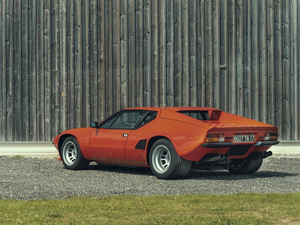 De Tomaso Pantera GT5-S rouge restaurée, photographiée en extérieur