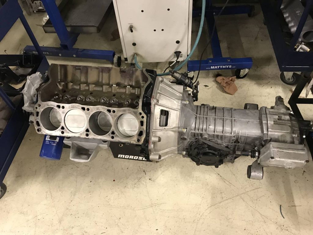 V8 Ford 351 Windsor et boîte ZF de la Pantera déposés pour reconditionnement