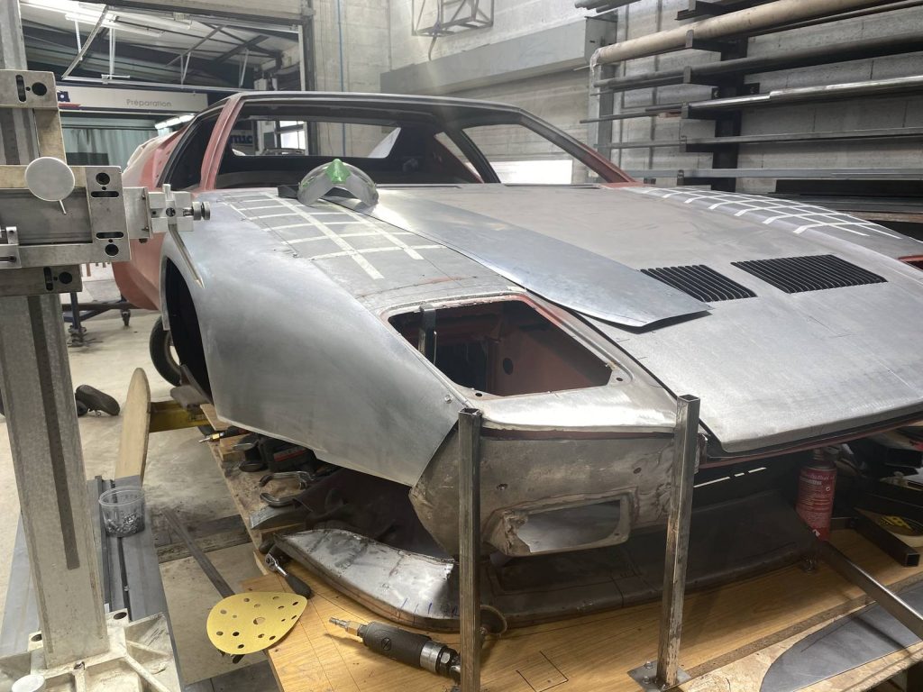 Carrosserie de la Pantera GT5-S en acier nu en cours d’ajustage