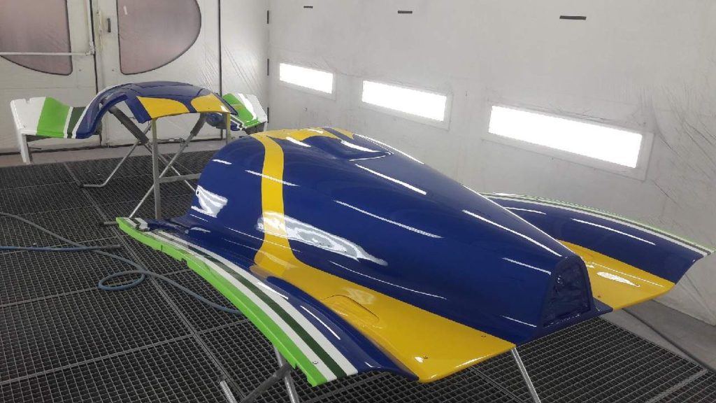 Éléments de carrosserie de la Lola T600 peints en cabine