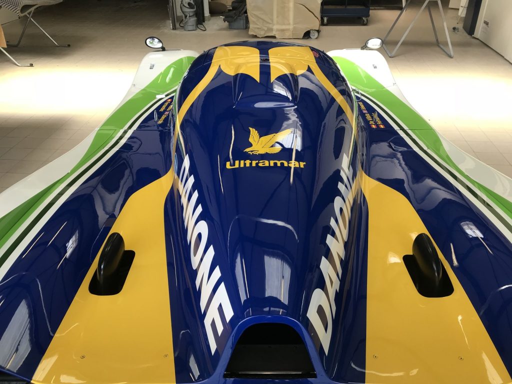 Vue de dessus de la Lola T600 avec sa décoration d’époque