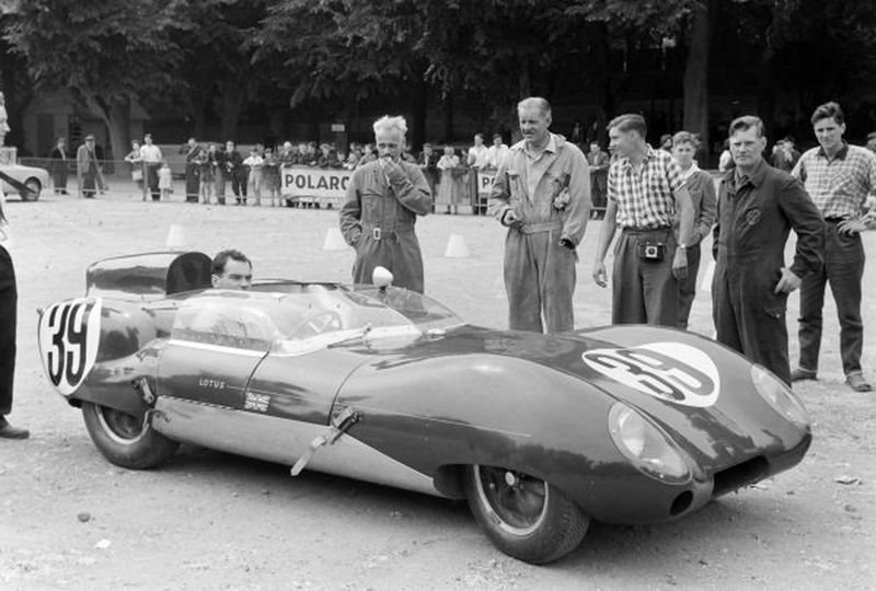 Lotus Eleven numéro 39 et son équipe dans le paddock des 24 Heures du Mans 1958