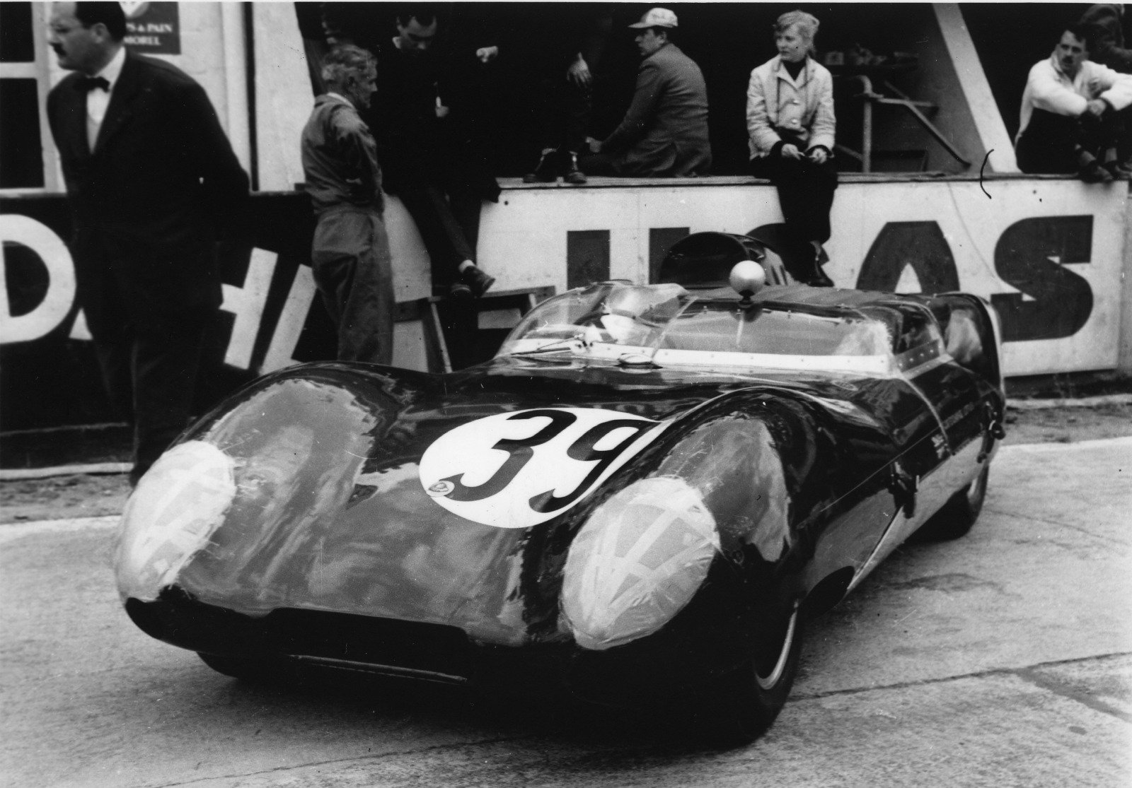 Lotus Eleven numéro 39 devant son stand aux 24 Heures du Mans 1958
