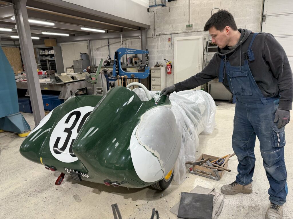 Carrossier d’O-ONE au travail sur la carrosserie de la Lotus Eleven châssis 515 à Bazainville