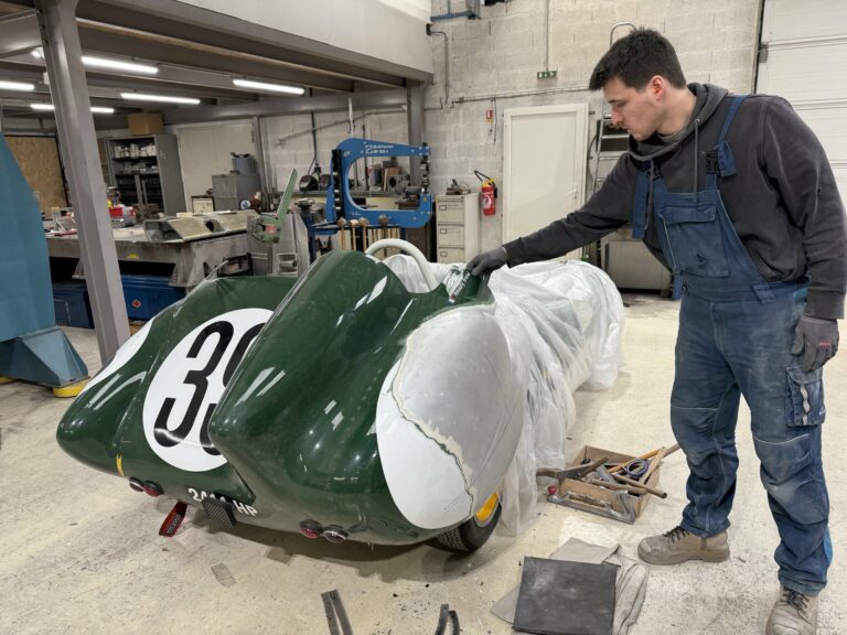 Carrossier d’O-ONE au travail sur la carrosserie de la Lotus Eleven châssis 515 à Bazainville