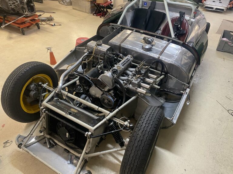 Châssis de la Lotus Eleven châssis 515 avec son moteur Coventry Climax et son réservoir d’origine