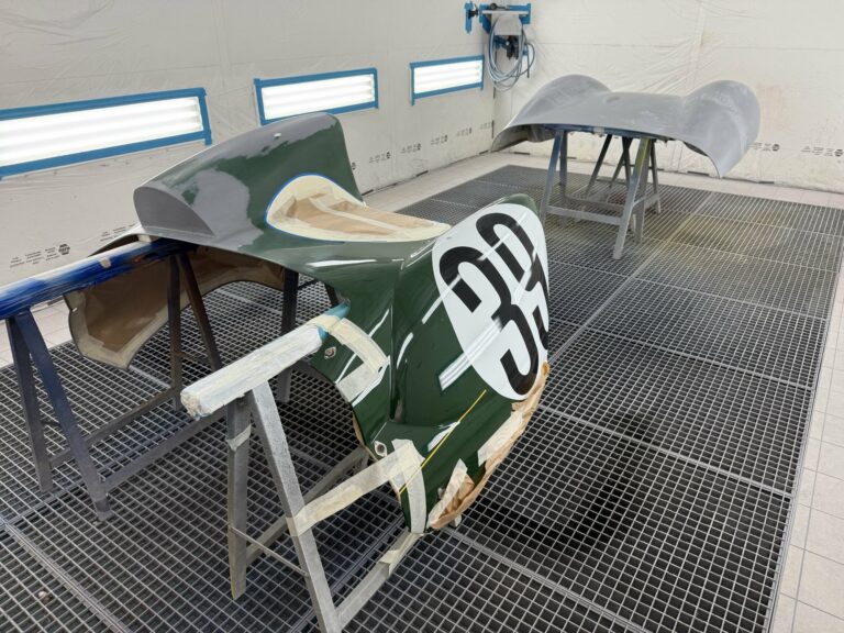 Éléments de carrosserie de la Lotus Eleven châssis 515 en cabine de peinture, capots en apprêt et en vert