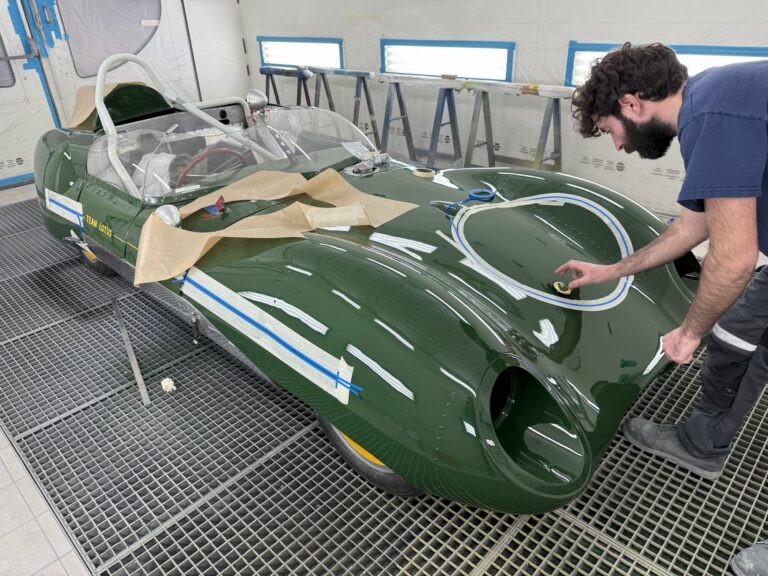 Masquage du numéro 39 sur la carrosserie de la Lotus Eleven châssis 515 avant peinture