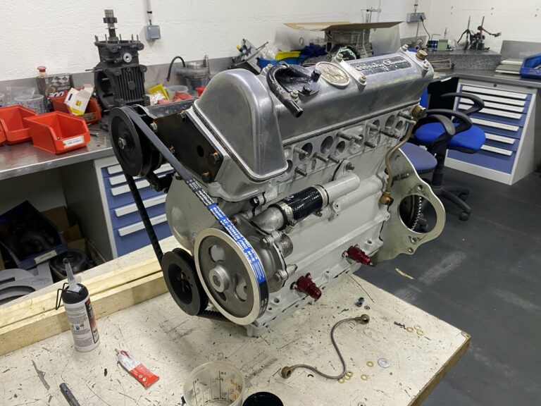 Moteur Coventry Climax FWA de 1 098 cm³ de la Lotus Eleven châssis 515 remonté sur l’établi