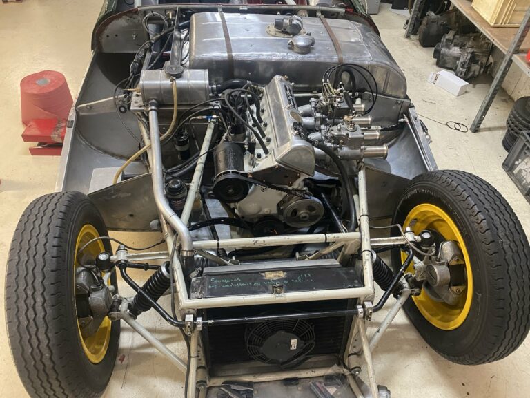 Moteur Coventry Climax FWA installé dans le châssis de la Lotus Eleven châssis 515, vue de face