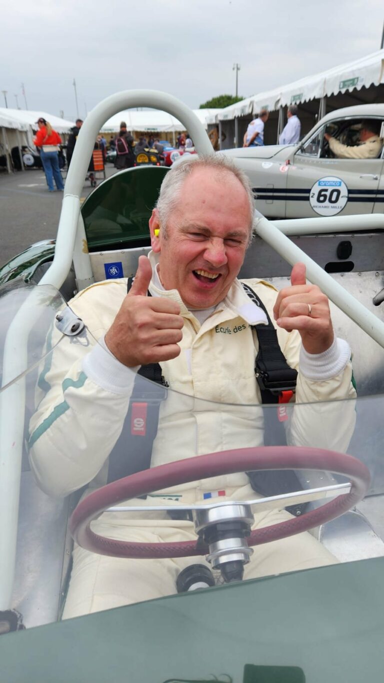 Pilote installé dans la Lotus Eleven châssis 515 avant le départ, dans le paddock