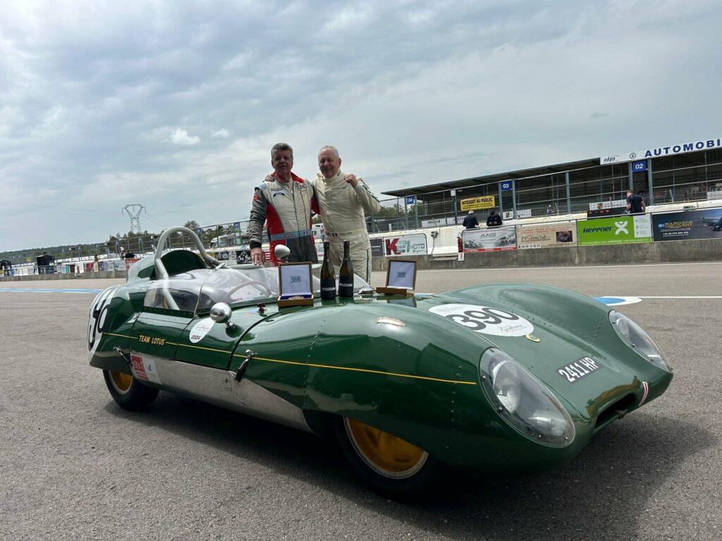 Podium du Grand Prix de l’Âge d’Or 2024 : la Lotus Eleven et ses deux pilotes, coupes et champagne
