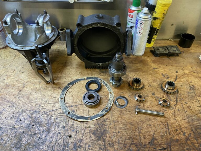 Pièces du pont de la Lotus Eleven châssis 515 en cours de réfection : carter, roulements, satellites