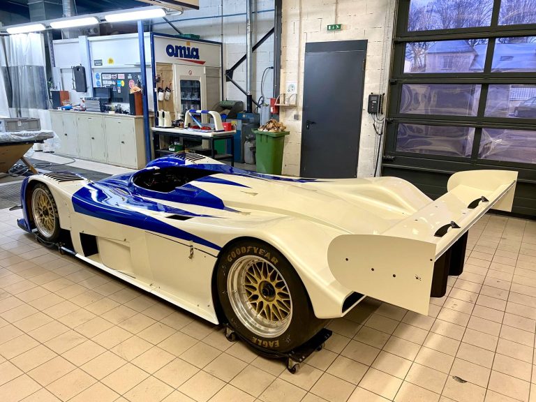 Reynard 2KQ LMP900 n° 74 bleu et blanc restaurée par O-ONE, photographie 37 sur 51
