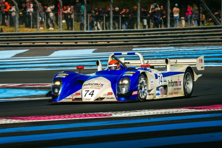 Reynard 2KQ LMP900 n° 74 en course, vue trois-quarts avant devant le public