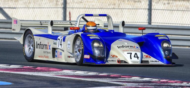 Reynard 2KQ n° 74 en piste, vue trois-quarts avant