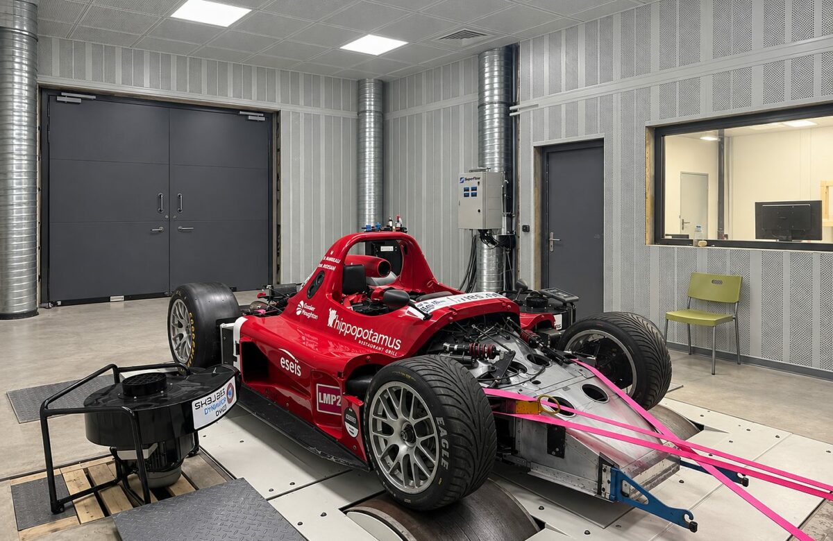 Prototype d'endurance sanglé sur le banc de puissance quatre roues motrices dans la salle d'essais O-ONE à Bazainville