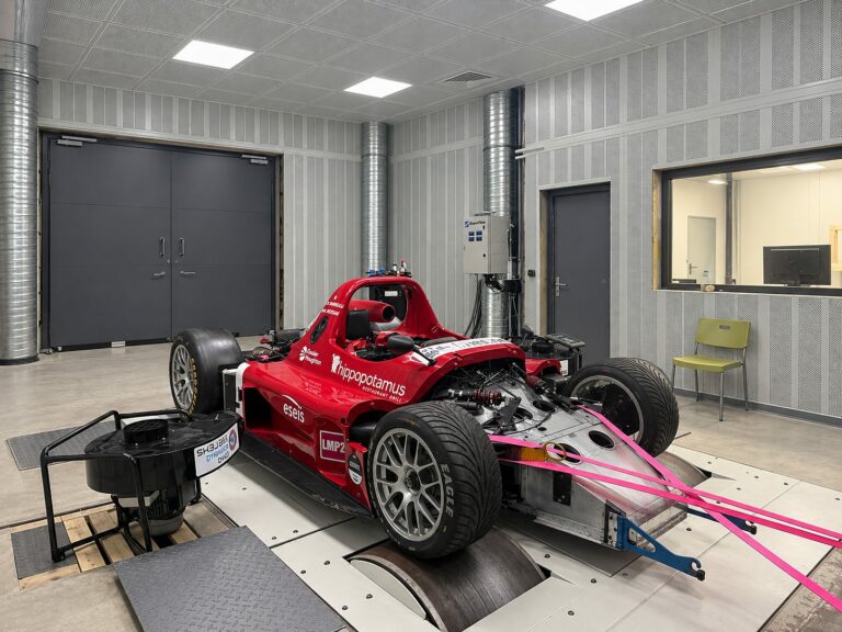 Prototype d'endurance sanglé sur le banc de puissance quatre roues motrices dans la salle d'essais O-ONE à Bazainville