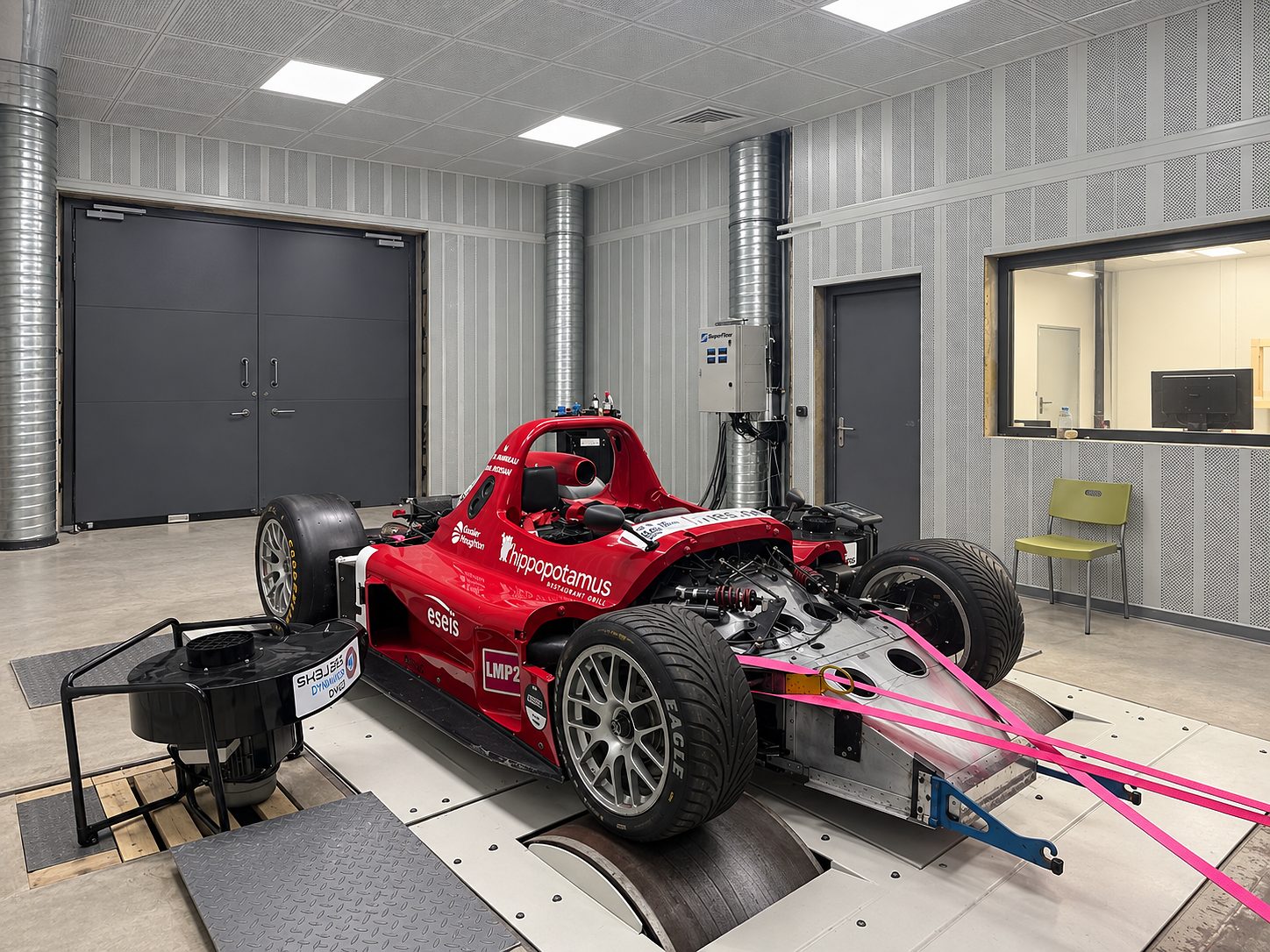 Prototype d'endurance sanglé sur le banc de puissance quatre roues motrices dans la salle d'essais O-ONE à Bazainville