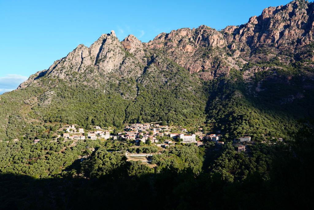 Village et montagnes de granit sur le parcours du Tour de Corse Historique