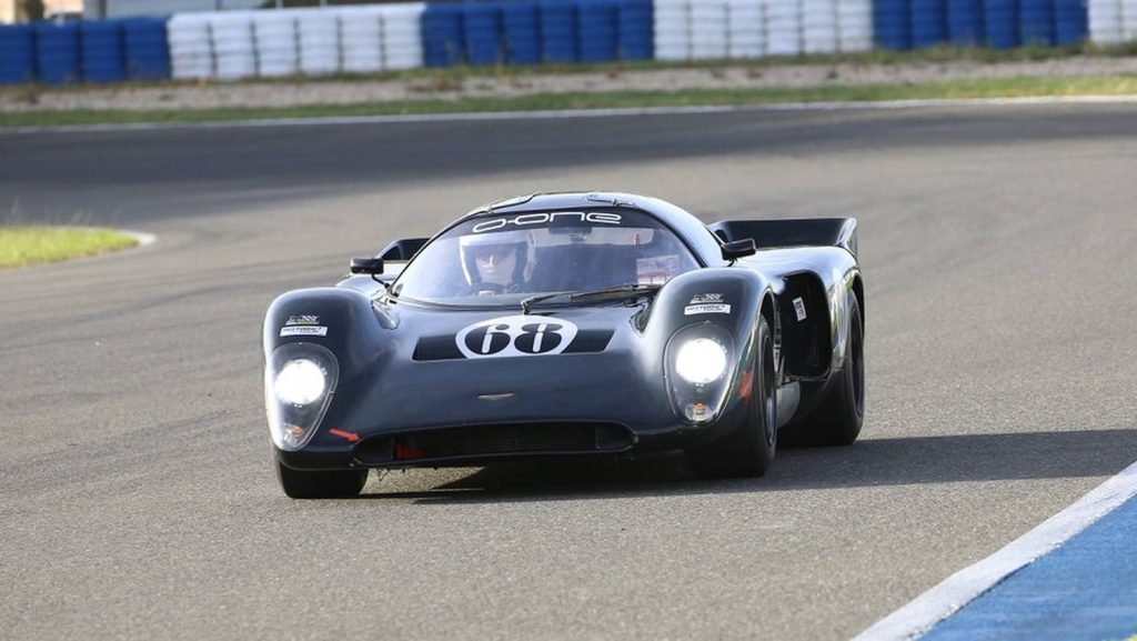 Chevron B16 verte, sport-prototype d’endurance en course historique