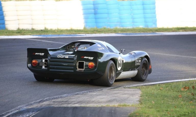 Chevron B16 verte, sport-prototype d’endurance en course historique, photographie 8 sur 18
