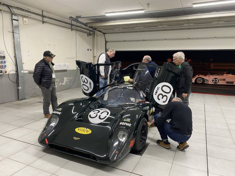 Chevron B16 verte, sport-prototype d’endurance en course historique, photographie 15 sur 18