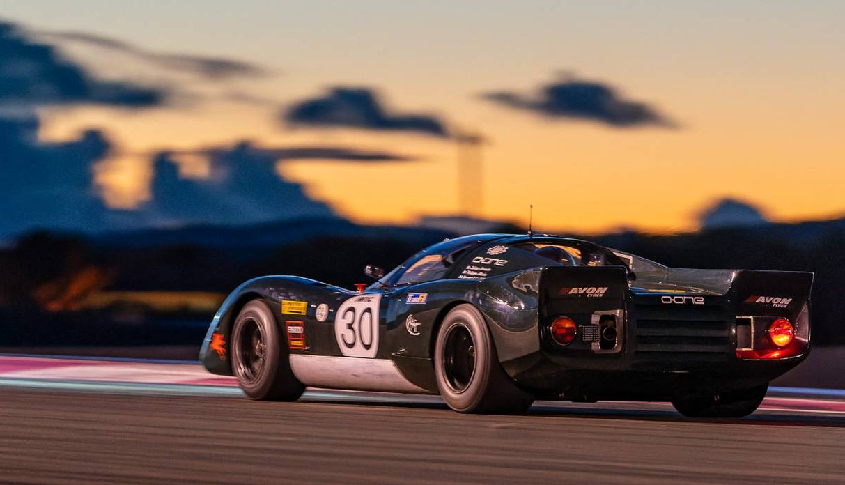 Voiture d'endurance historique suivie par O-ONE