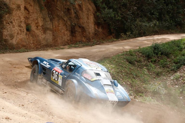 Chevrolet Corvette Grand Sport C2 bleue préparée pour le rallye-raid africain, photographie 2 sur 17