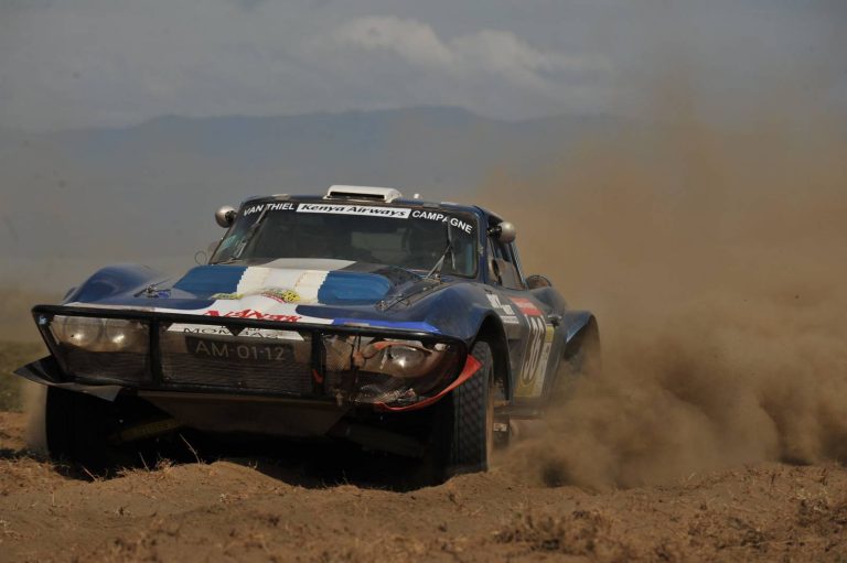 Chevrolet Corvette Grand Sport C2 bleue préparée pour le rallye-raid africain, photographie 3 sur 17