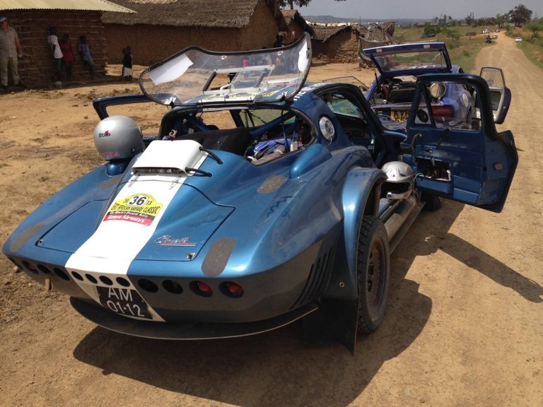 Chevrolet Corvette Grand Sport C2 bleue préparée pour le rallye-raid africain, photographie 14 sur 17