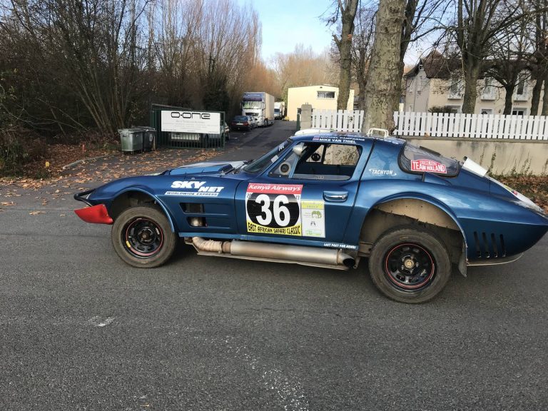 Chevrolet Corvette Grand Sport C2 bleue préparée pour le rallye-raid africain, photographie 15 sur 17