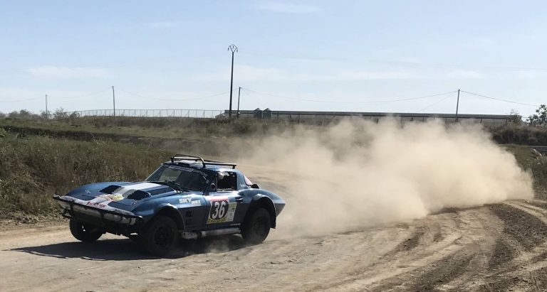Chevrolet Corvette Grand Sport C2 bleue préparée pour le rallye-raid africain, photographie 4 sur 17